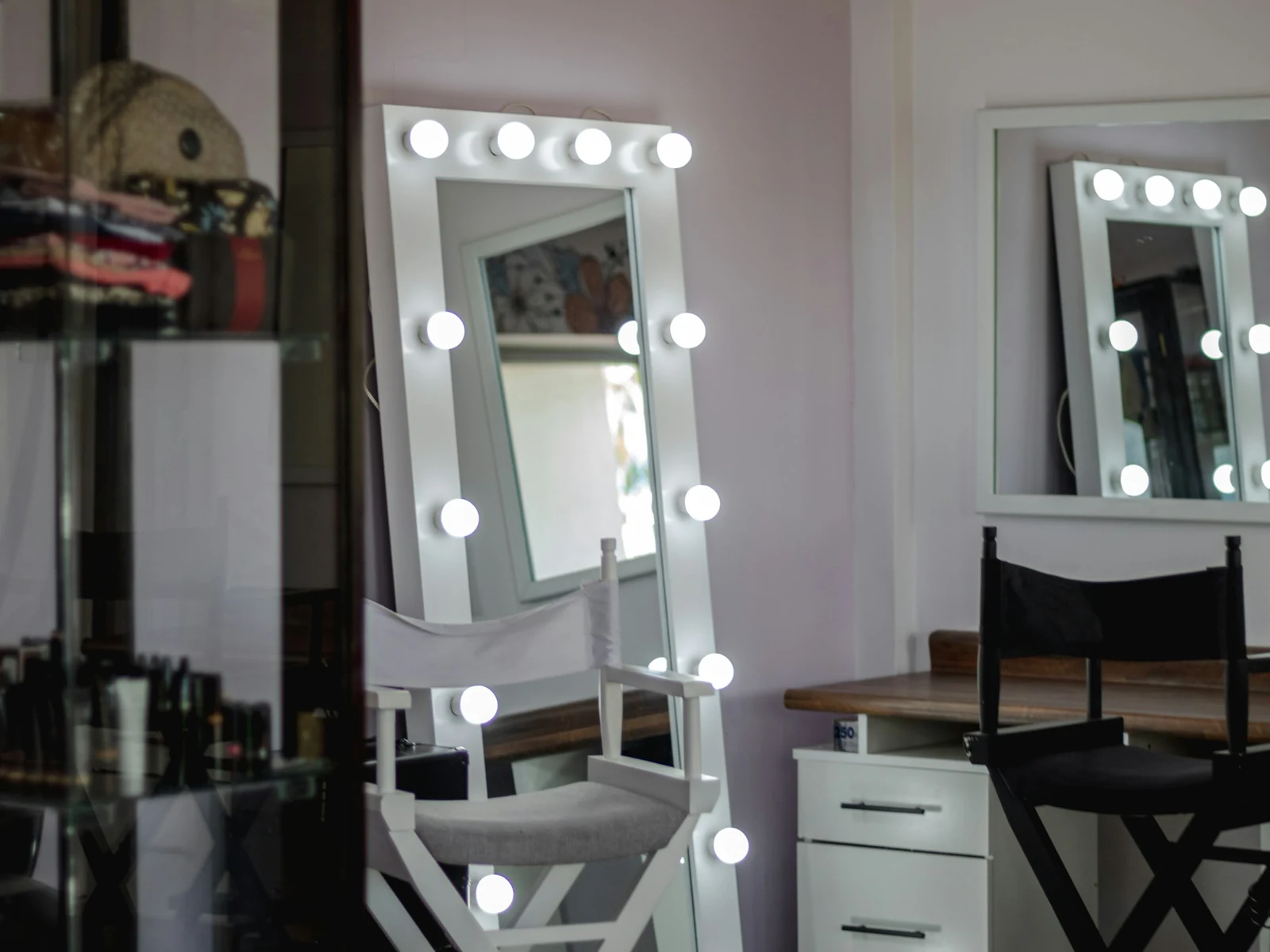 Miroir de loge cerclé d’ampoules, table de maquillage