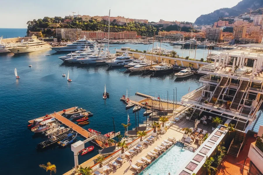 Comparer villas et résidences privées des stars sur la Côte