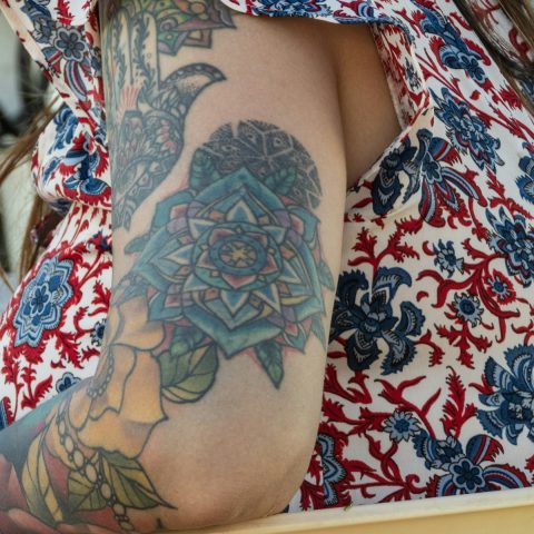 Tatouage femme : choix, hygiène et risques