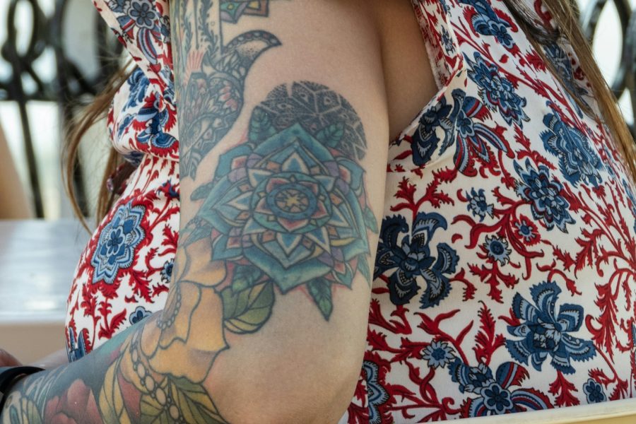 Tatouage femme : choix, hygiène et risques