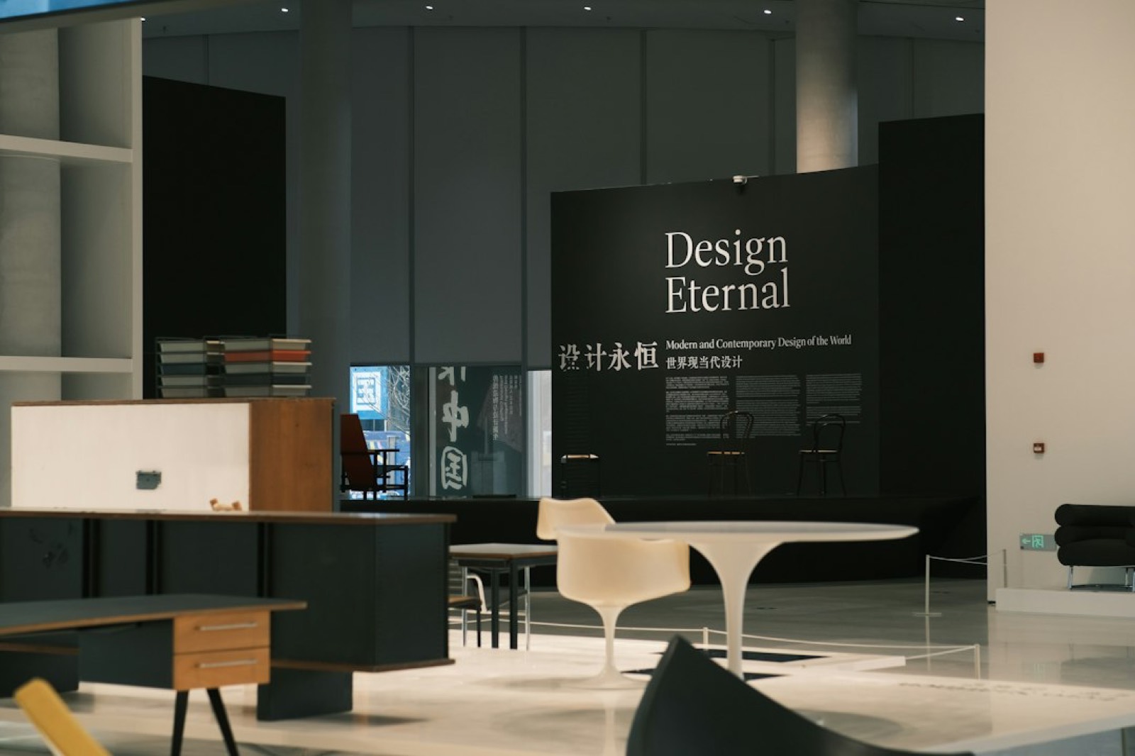 Allées et stands d'un salon professionnel vus depuis le hall d'exposition