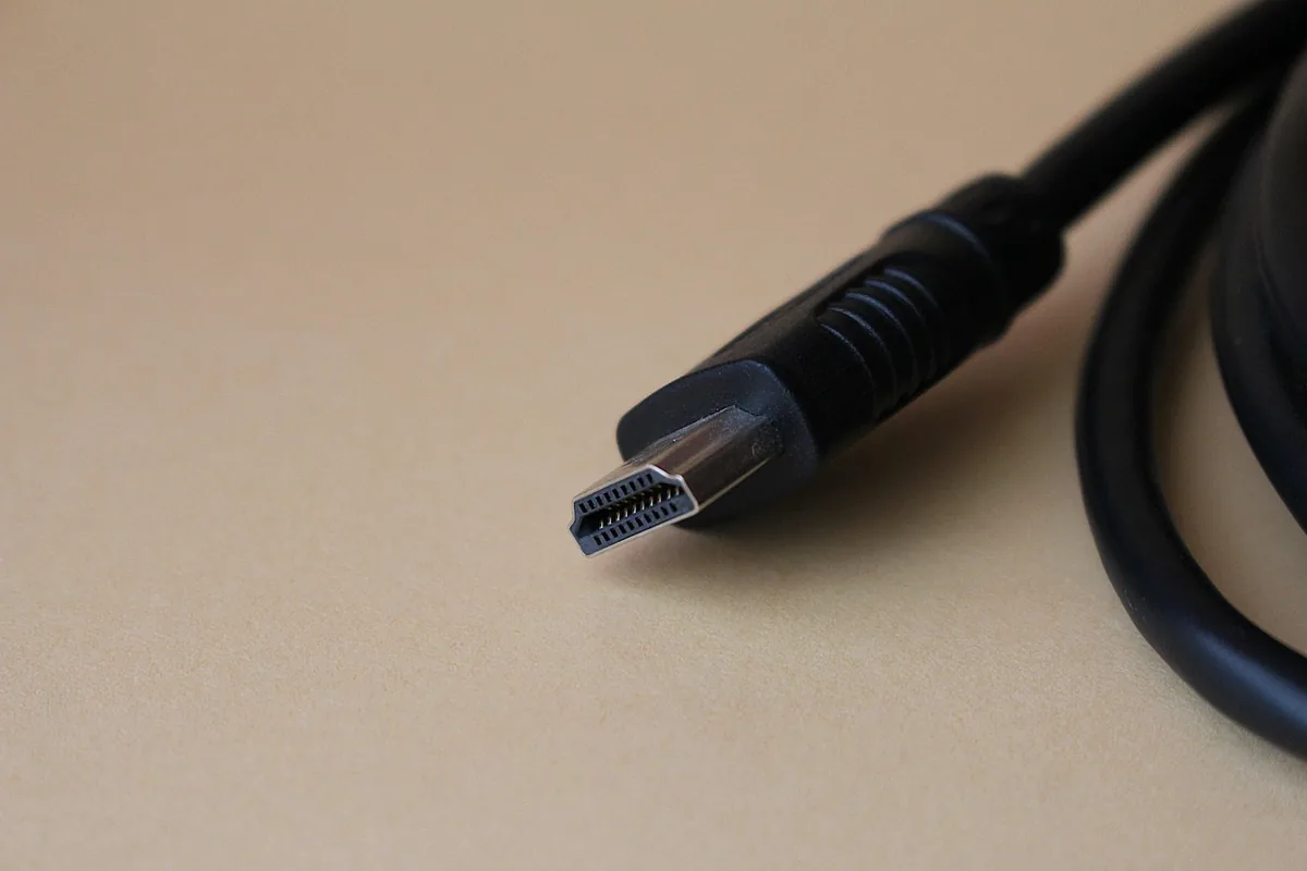 Câble HDMI et son connecteur posé sur un plan de travail