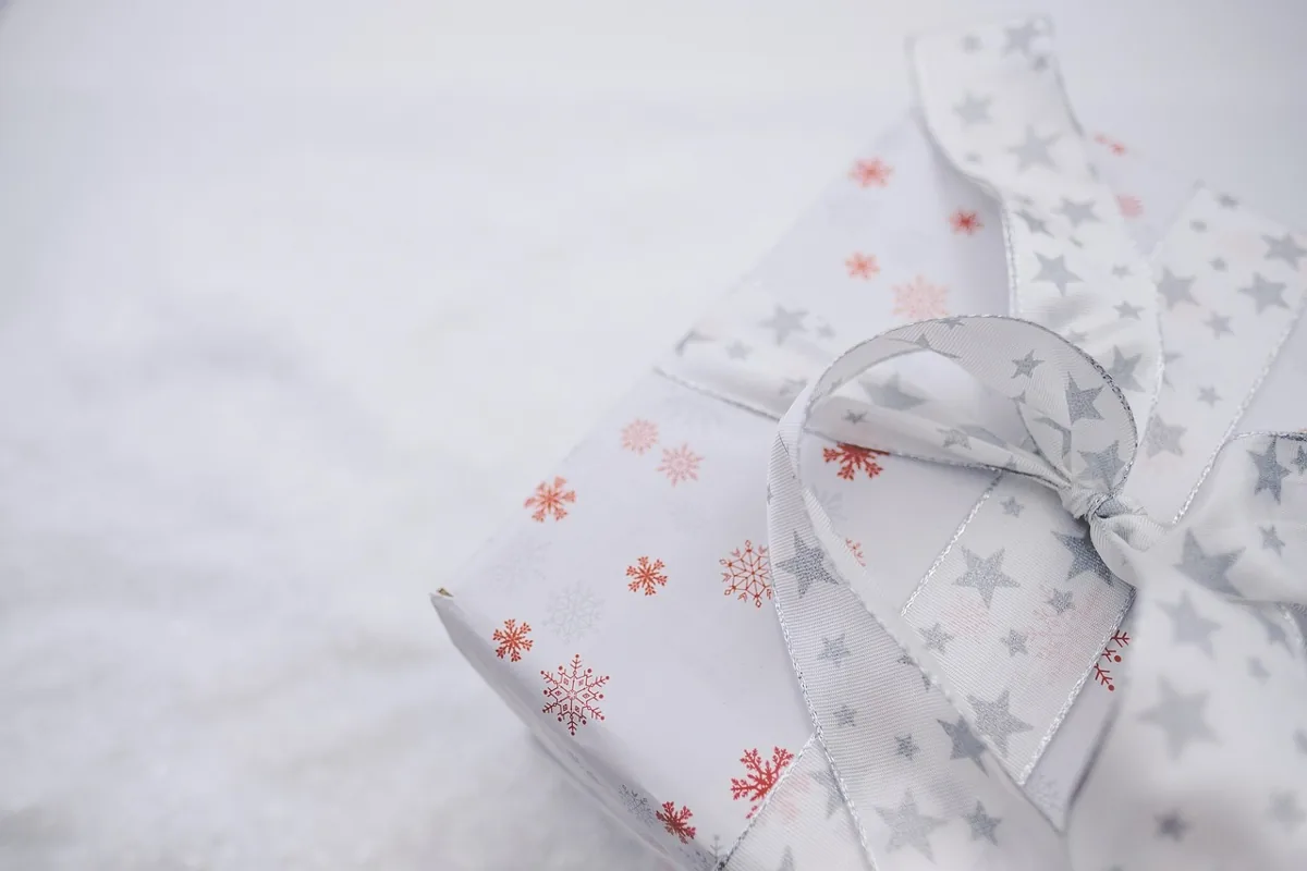 Cadeau emballé avec un ruban, prêt à être offert
