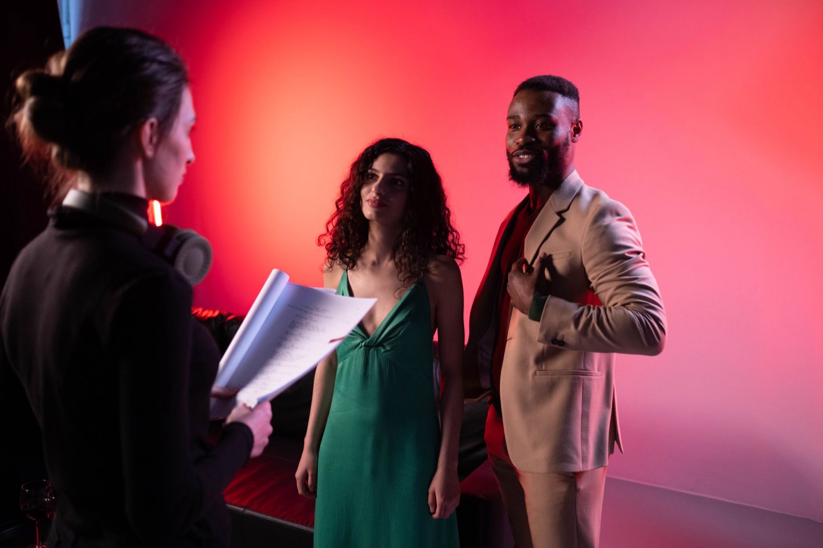 Comédien passant une audition dans une salle de casting face à une caméra