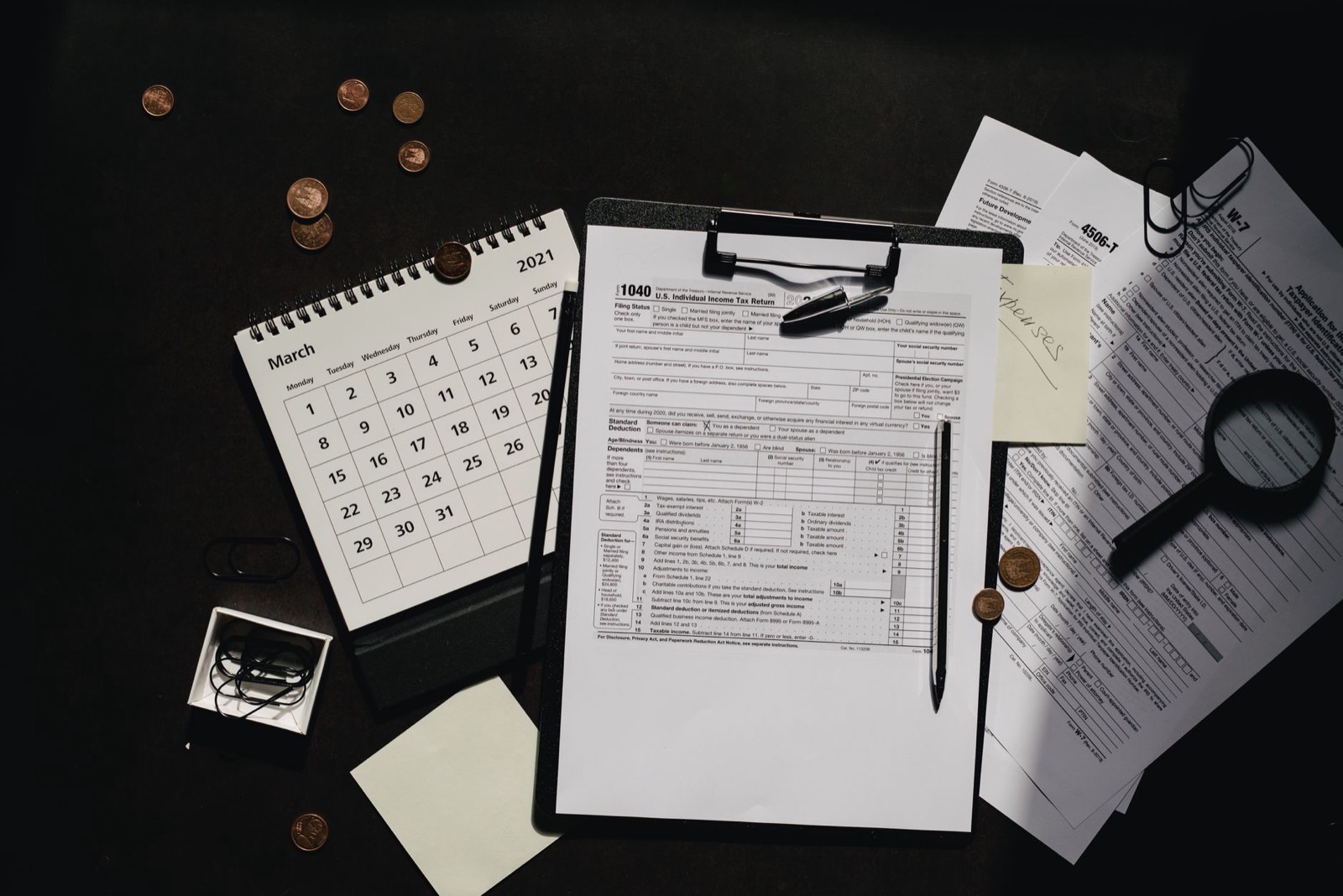 Documents, calculatrice et stylo sur un bureau lors d'un bilan patrimonial