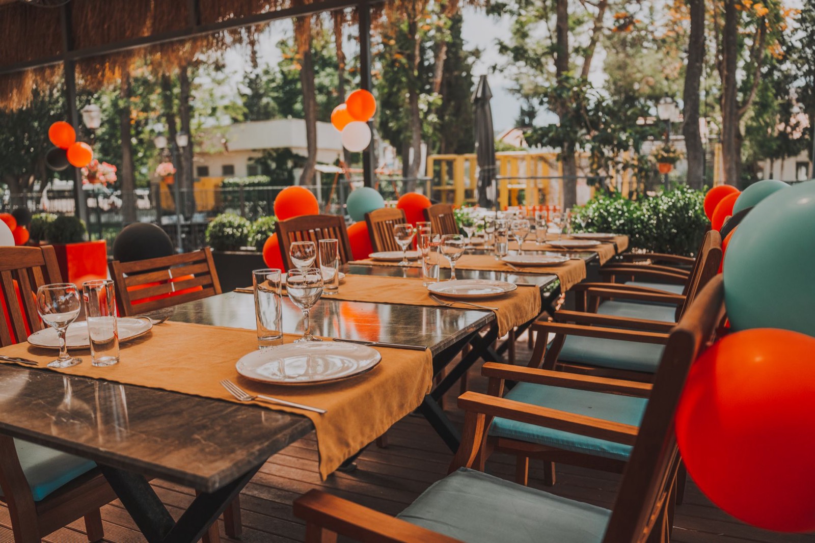 table de fête décorée avec ballons colorés pour un anniversaire