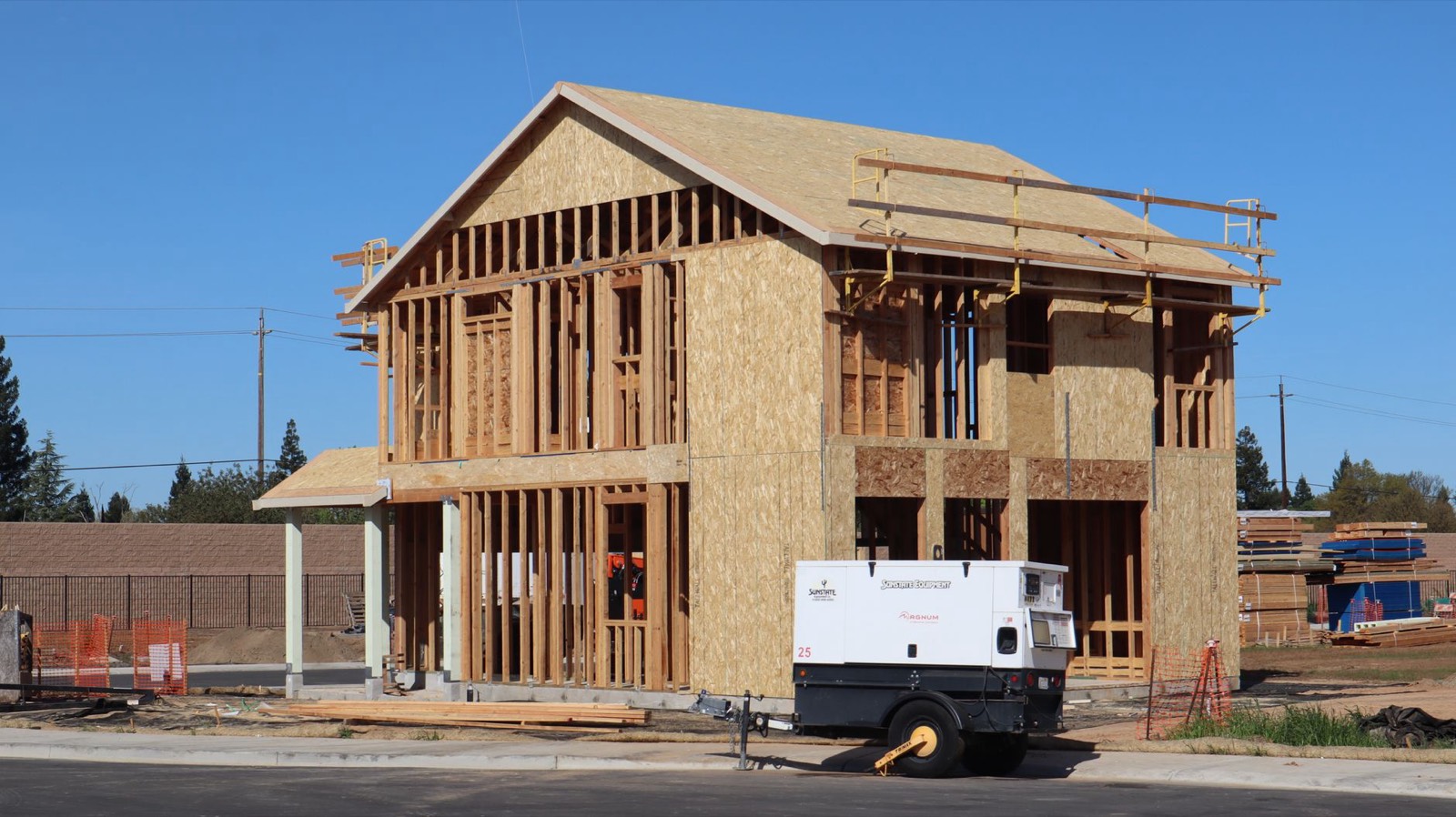 Ossature d'une maison moderne en cours de construction sur un chantier