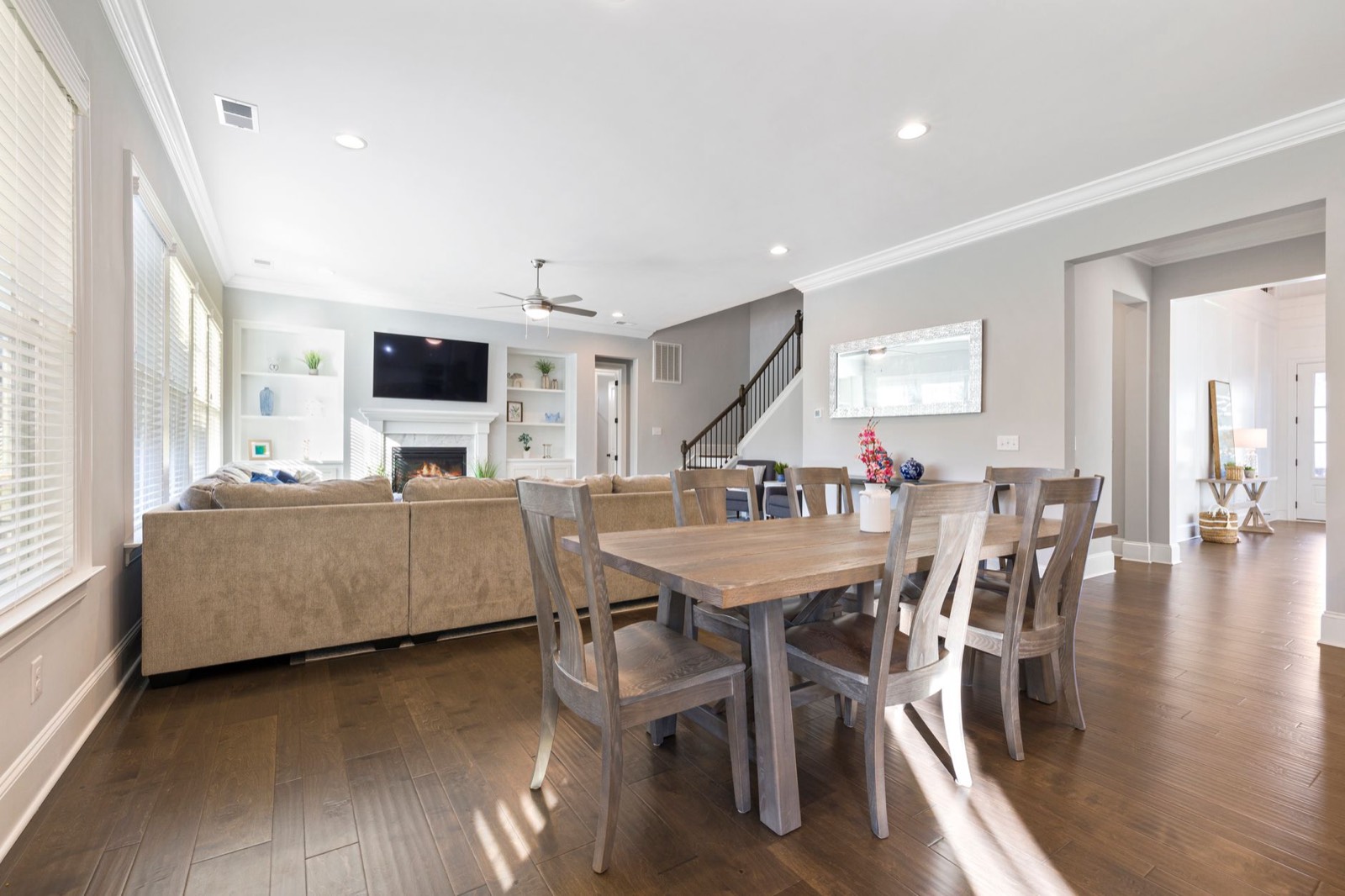 Salon ouvert avec grandes baies vitrées dans une maison moderne