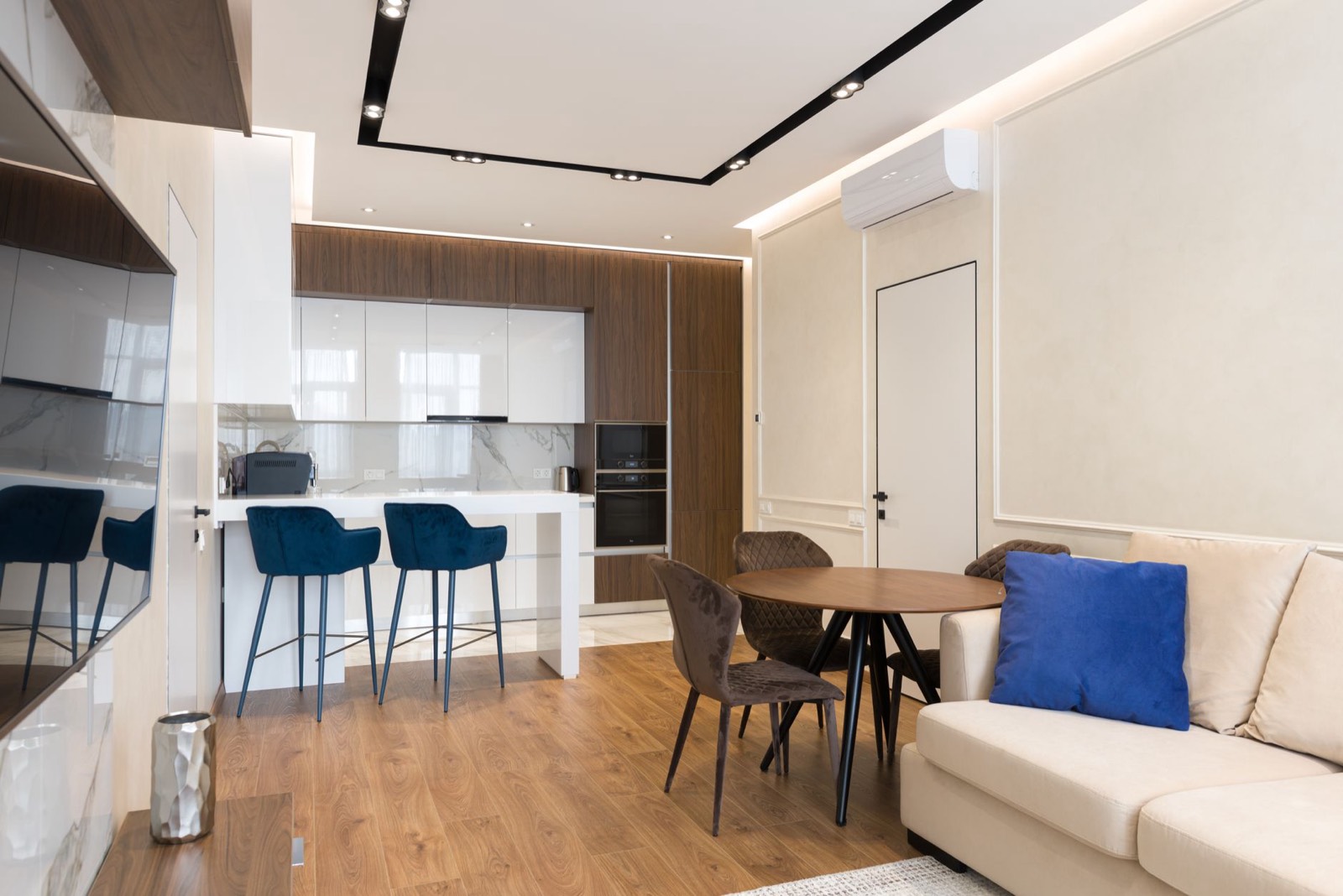 Salon compact aménagé avec mobilier adapté à un petit espace