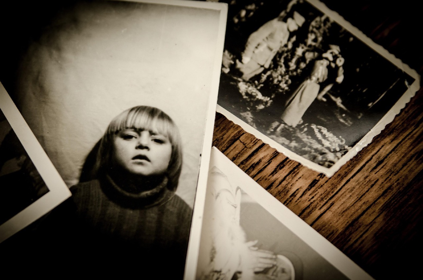 Tirages de photos de famille étalés sur une table avant de choisir ceux à envoyer pour un portrait