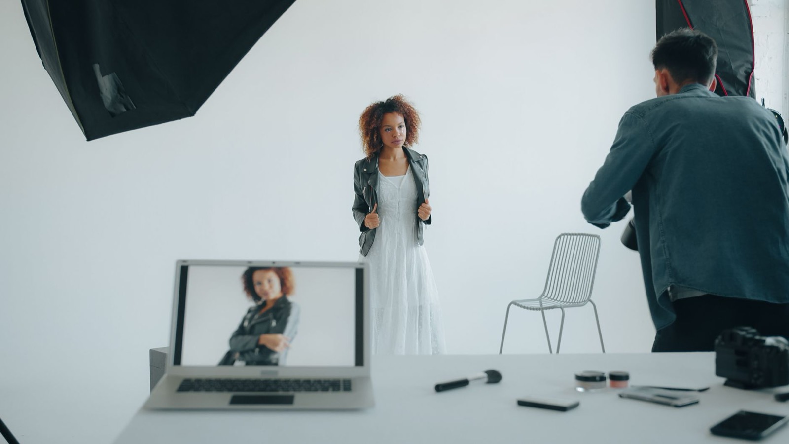 Personne posant face à l'objectif sous un éclairage de studio, pour préparer une photo de portrait personnalisé