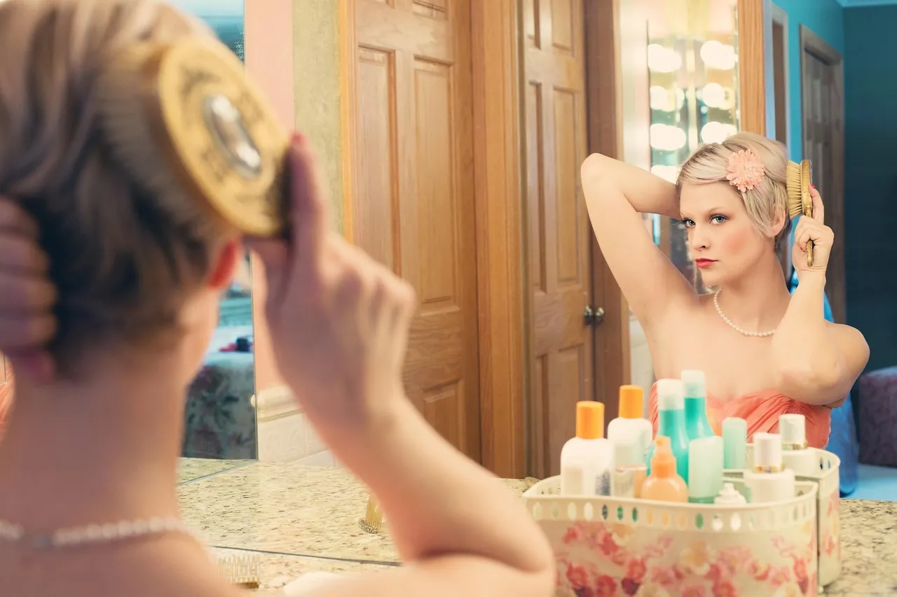Femme devant un miroir de salle de bain, entourée de ses produits de soin, lumière du matin