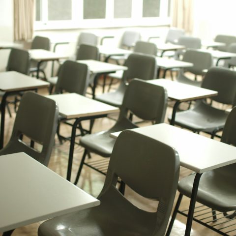 Roman Doduik révèle les violences physiques qui ont marqué son enfance : un témoignage poignant sur le harcèlement scolaire