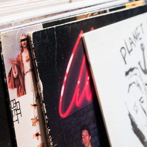 Troye Sivan : un album qui célèbre les femmes inspirantes et redéfinit la pop