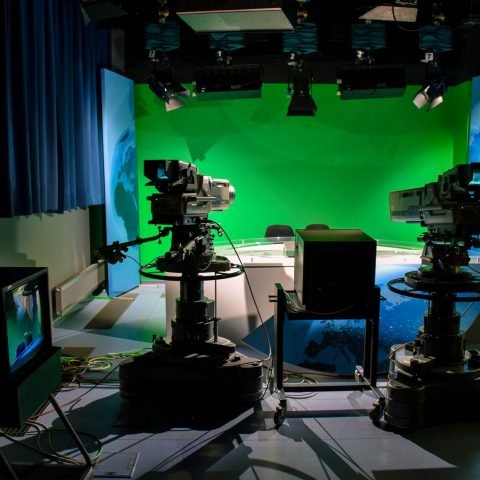 Léa Salamé : un salaire controversé au cœur des débats de France Télévisions
