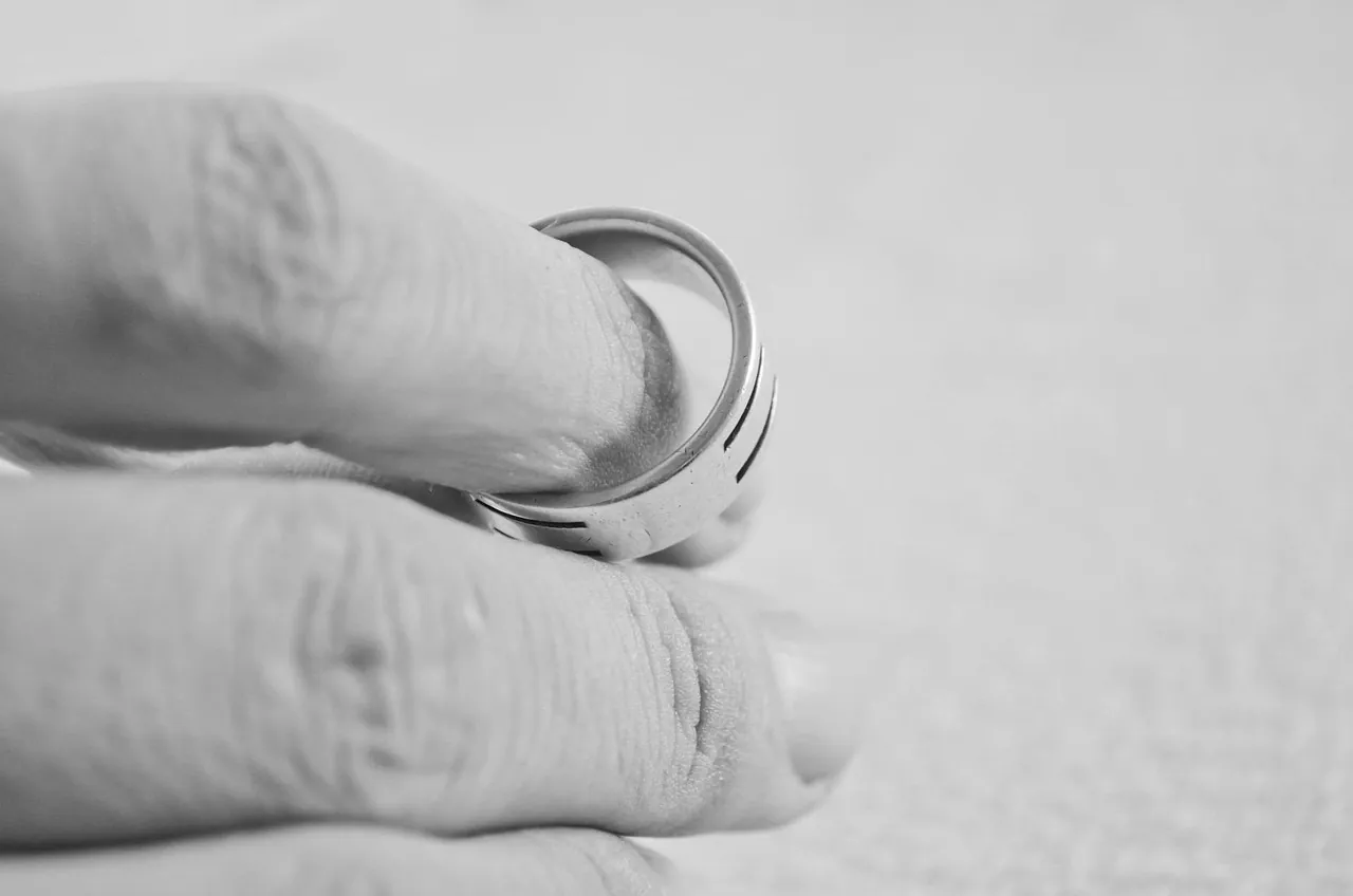 Main ajustant une bague sur un doigt pour en vérifier la taille