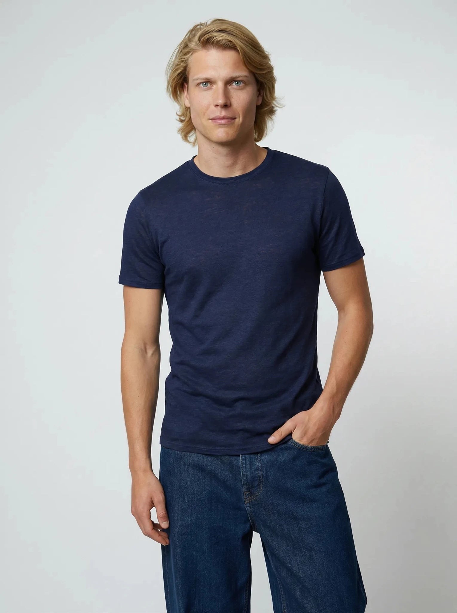 Homme portant un T-shirt ERVERTE Paris, main dans la poche d'un jean