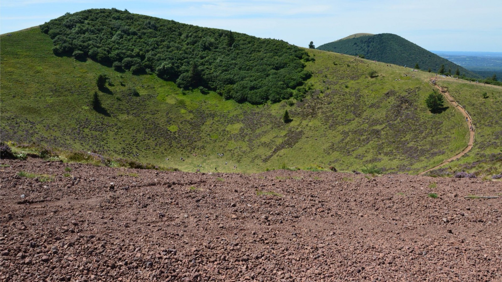 Famille en randonnée sur des collines volcaniques, une idée de journée gratuite à ajouter autour de la visite du parc